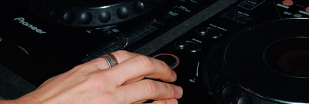 Finger on the play button on a pioneer cdj1000